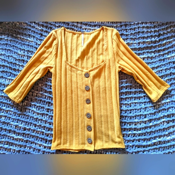 Free People Top Yellow Size XS, 3/4 Sleeve Coconut Buttons Square Neck 3 / 20$ - Picture 2 of 5